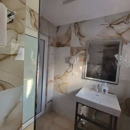Luxury Studio's J&m * Sarandë